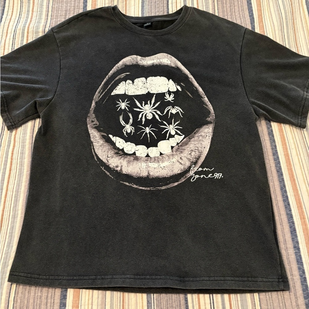 Manfinity spider mouth art shirt medium tag says small fits a medium to large.